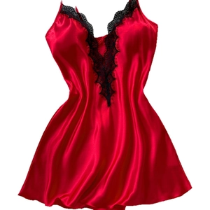 Nuisette en satin rouge pour femme avec dentelle noire et décolleté en V profond