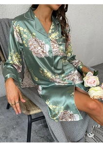 Dettaglio camicia da notte in raso verde scuro con stampa peonie e piping a contrasto
