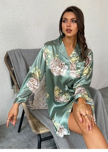 Dettaglio della camicia da notte in raso verde salvia con stampa di peonie e bordi bianchi
