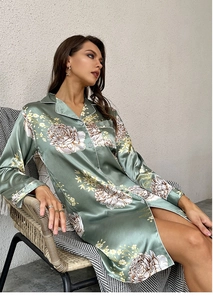 Dettaglio del pigiama in raso di seta con stampa floreale, revers classici e piping bianco