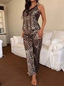 Dettaglio del set pigiama leopardato con scollo in pizzo e finitura in raso lucido
