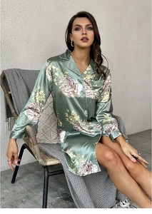 Dettaglio camicia da notte in raso verde floreale con colletto a rever e bordi bianchi
