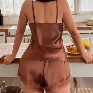 Ensemble pyjama en satin avec dentelle pour femme en couleur café foncé soyeux