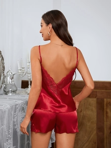 Detaillierte Rückansicht des roten Satin-Pyjama-Sets mit tiefem V-Ausschnitt und Spitze