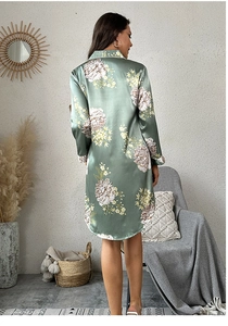 Vista posteriore della camicia da notte in raso verde salvia con elegante stampa floreale