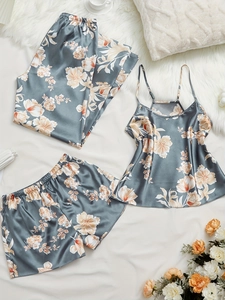 Détail à plat d'un pyjama 3 pièces à fleurs avec texture satinée et motifs colorés