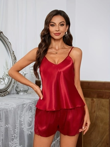 Detailansicht eines roten Satin-Pyjama-Sets mit Spitzenbesatz und edlem V-Ausschnitt