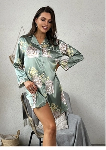 Dettaglio della camicia da notte in raso con stampe floreali, colletto a revers e profili