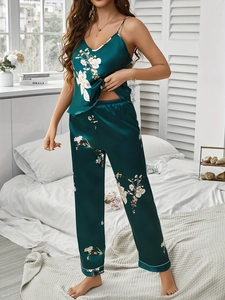 Details des dunkelgrünen Seidenpyjama-Sets mit Blumenmuster und Camisole mit V-Ausschnitt