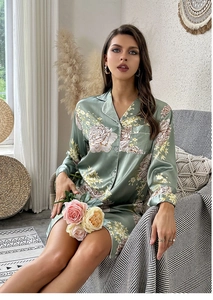 Elegante maglia del pigiama in raso verde con motivi di peonie e una tasca sul petto