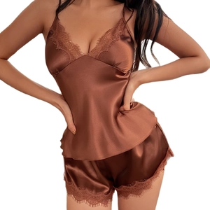 Ensemble pyjama deux pièces en satin marron café avec col en V et bordure en dentelle