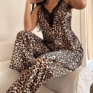 Pigiama da Donna in Raso Leopardato Sexy con Finiture in Pizzo Top con Incrocio sulla Schiena e Pantaloni Lunghi Abbigliamento da Casa