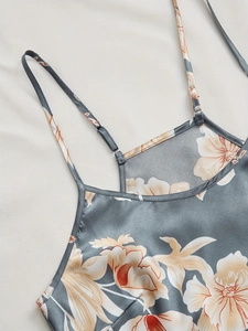 Détail de la bretelle réglable et de l'imprimé floral sur le haut en satin gris