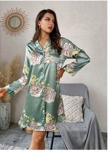 Camicia da notte in raso verde salvia con stampa floreale e bordino bianco sui revers
