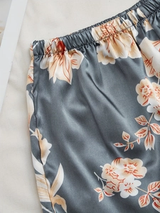 Détail d'un short de pyjama en satin à imprimé floral avec taille élastique bleu et beige