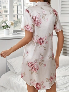 Vue arrière de chemise de nuit en soie à fleurs manches courtes avec col chemisier