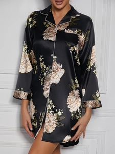 Dettaglio camicia da notte in raso nero floreale con profili a contrasto e stampa retro