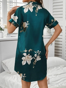 Détails de la chemise de nuit en satin vert foncé avec imprimés floraux élégants