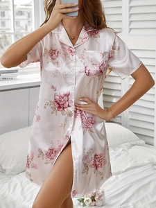 Nuisette en soie glacée à imprimé floral rose avec manches courtes et motifs de roses