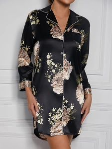 Dettaglio della camicia da notte in raso nero a fiori con focus sul tessuto morbido