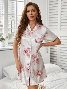 Détail d'une chemise de nuit en satin de soie fleuri avec col à revers et boutons