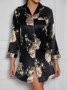 Dettaglio della camicia da notte in raso nero a fiori con profili bianchi e colletto a rever