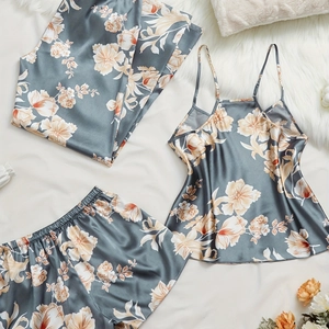 Ensemble pyjama 3 pièces en satin fleuri avec caraco, short et pantalon bleu gris