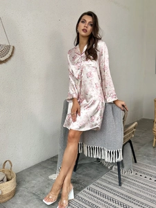 Dettaglio della camicia da notte in raso floreale con revers e rifiniture bordate in rosso