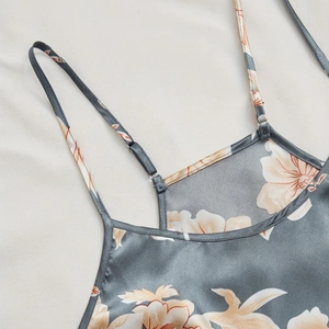 Pyjama trois pièces en satin floral avec caraco réglable et tissu gris foncé élégant