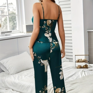 Damen Schlafanzug-Set aus dunkler Seide mit Blumen- und Vogelprint im modernen Schlafzimmer