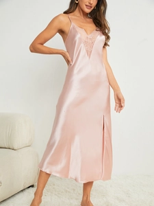 Détail de la chemise de nuit en satin rose avec col en V en dentelle et texture soyeuse