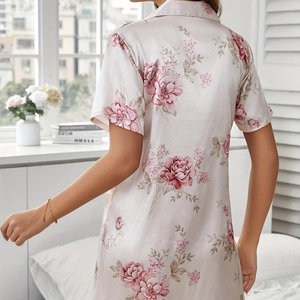 Nuisette élégante en satin à manches courtes avec imprimé floral rose champagne