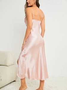Détail du dos d'une robe midi en satin rose avec bretelles fines et coupe élégante