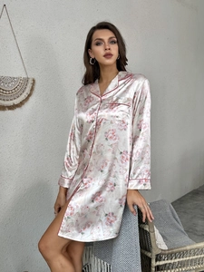 Dettaglio della camicia da notte in raso floreale con rose rosa e profili rossi
