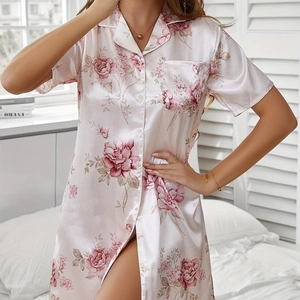 Chemise de nuit rose en satin avec imprimé roses et design chemise à manches courtes