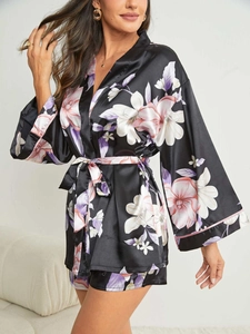 Ensemble de nuit en satin floral avec peignoir noir et short à motifs de fleurs roses