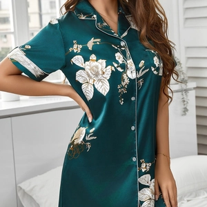Chemise de nuit en satin vert foncé avec grands imprimés de fleurs et d'oiseaux