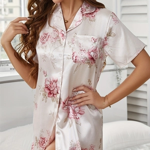 Pyjama en satin de soie à fleurs pour femmes avec chemise à manches courtes et motif floral rose
