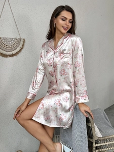 Dettaglio della camicia da notte in raso rosa floreale con bordini rossi e taschino frontale
