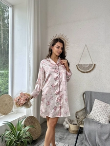 Dettaglio della camicia da notte in raso a fiori rosa con maniche lunghe e bordi rossi