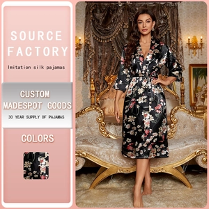 Damen Satin Morgenmantel Mit Blumenmuster Sexy V-Ausschnitt Nachthemd Loungewear Mit Gürtel Eleganter Kimono-Stil Bademantel Leichtes Nachthemd