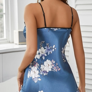 Elegante sottoveste in raso blu floreale con spalline sottili e schiena scoperta setosa
