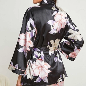 Peignoir luxueux en satin noir pour femmes avec motifs floraux réalistes de fleurs roses