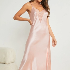 Robe nuisette en satin rose avec col en V en dentelle et fente latérale pour le style