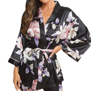 Ensemble pyjama en satin à fleurs avec peignoir kimono et short assorti pour femme