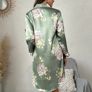 Camicia da notte in raso verde a maniche lunghe con eleganti stampe floreali bianche