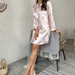 Camicia da notte in raso rosa a fiori per donna con colletto a rever e maniche lunghe