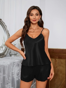 Gros plan sur le haut en satin noir et la bordure en dentelle délicate du short