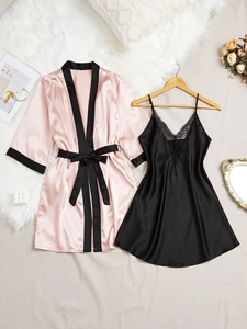 Mise à plat d'un peignoir en satin rose avec bordure noire et nuisette en dentelle noire