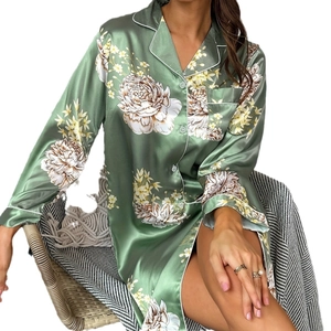 Camicia da notte in seta verde a fiori con maniche lunghe e eleganti bordini bianchi